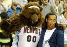 掘金稳扎稳打保持强队气质（掘金稳步前行彰显强队风范）