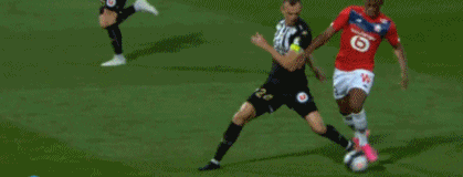 门将扑出点球，全场掌声雷动（门将神勇扑点，全场掌声如潮）