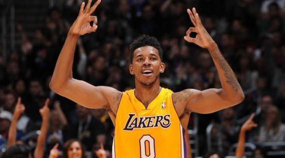 半场：米兰1-2都灵，拉比奥世界波，托莫里送点，莱奥伤退（半场战报：米兰1-2落后都灵，拉比奥轰世界波，托莫里送点，莱奥伤退）