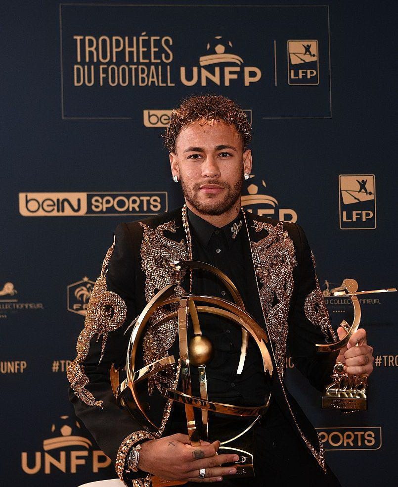 杜普兰蒂斯、特博戈两名巴黎奥运会金牌得主为摩纳哥vs巴黎开球（巴黎奥运金牌得主杜普兰蒂斯、特博戈为摩纳哥对巴黎比赛开球）